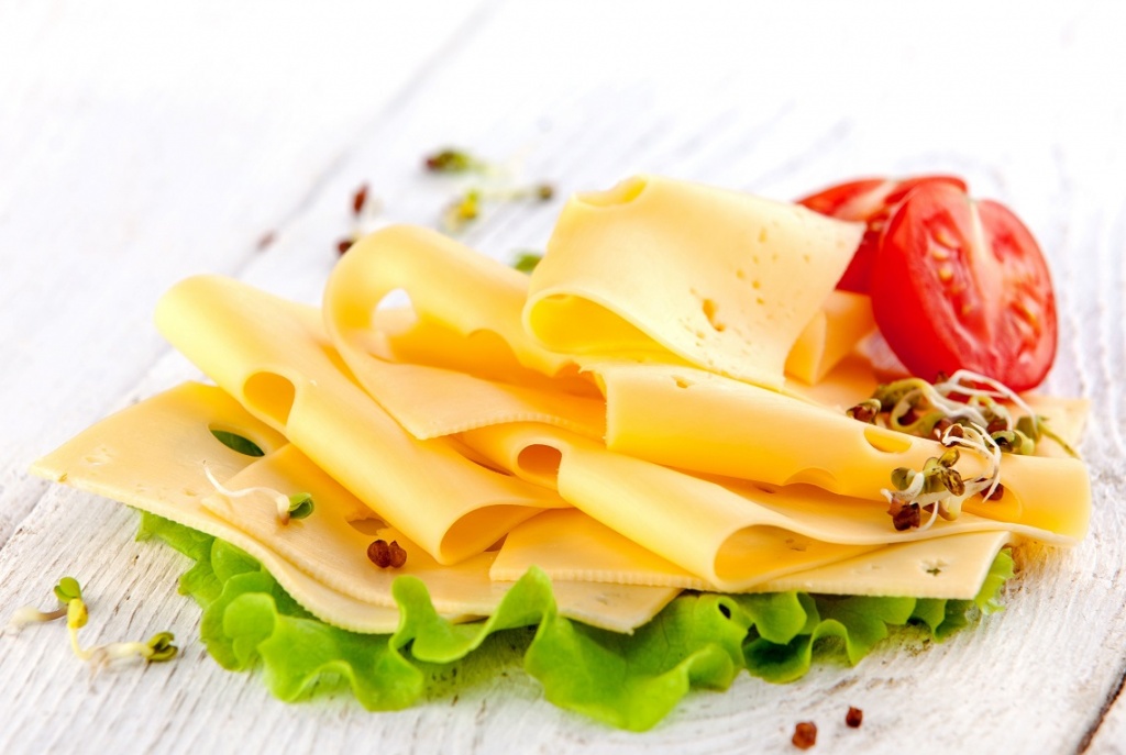 2018food_thinly_sliced_cheese_with_lettuce_and_tomato_130713_.jpg